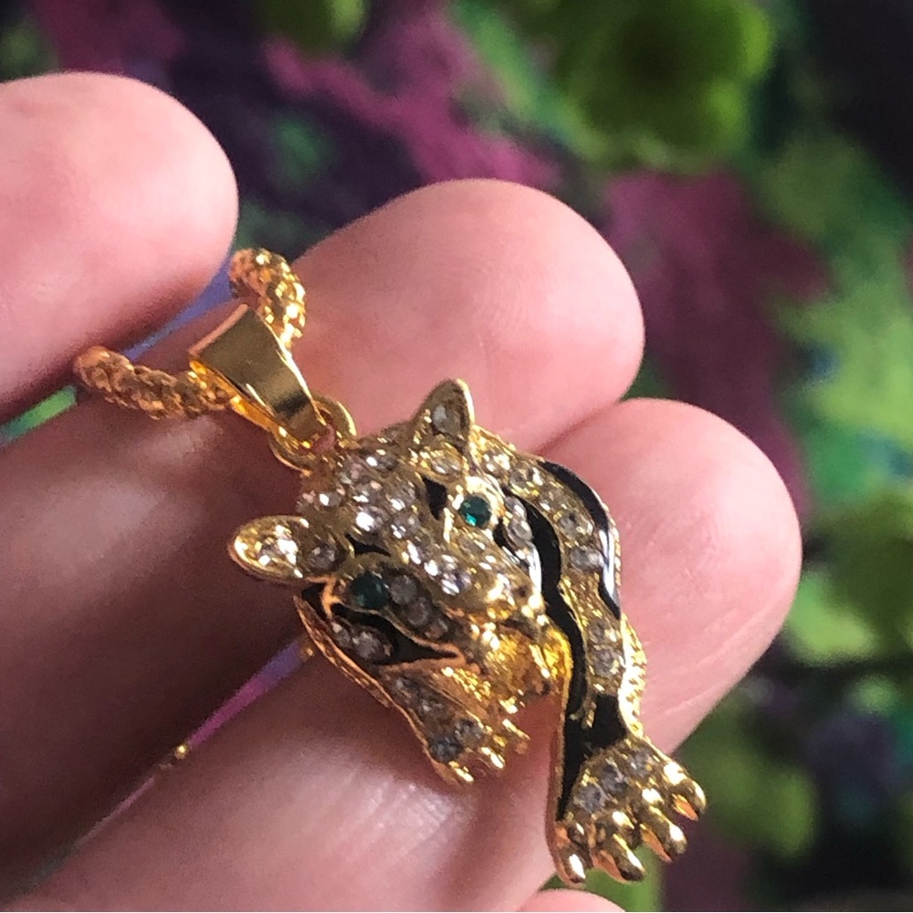 Growling tiger shiny gold emerald eye enamel pendant on chain necklace - Picture 3 of 12